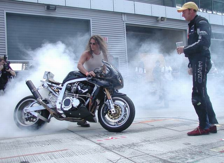Burn Out Weltrekordversuch Über 100 Motorräder lassen Motorradreifen qualmen !