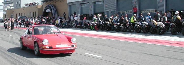Burn Out Weltrekordversuch Über 100 Motorräder lassen Motorradreifen qualmen !