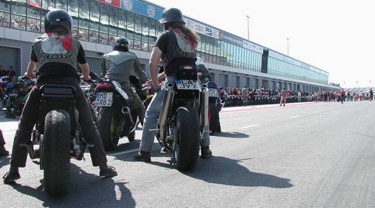 Burn Out Weltrekordversuch Über 100 Motorräder lassen Motorradreifen qualmen !