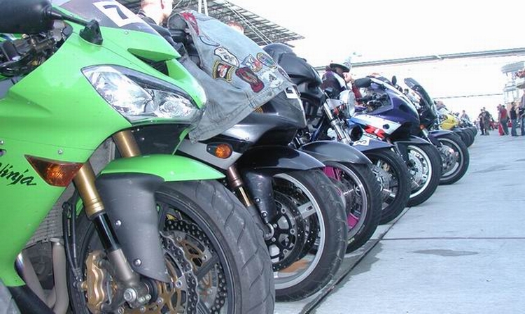Burn Out Weltrekordversuch Über 100 Motorräder lassen Motorradreifen qualmen !