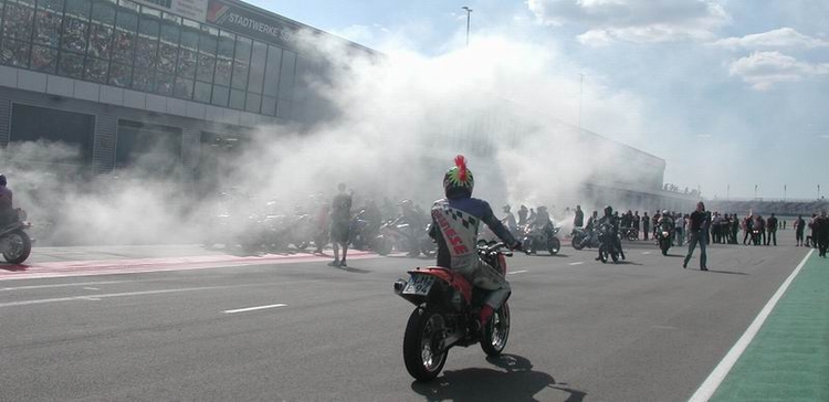Burn Out Weltrekordversuch Über 100 Motorräder lassen Motorradreifen qualmen !