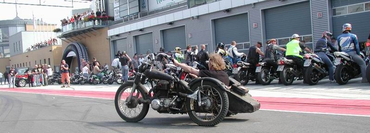 Burn Out Weltrekordversuch Über 100 Motorräder lassen Motorradreifen qualmen !